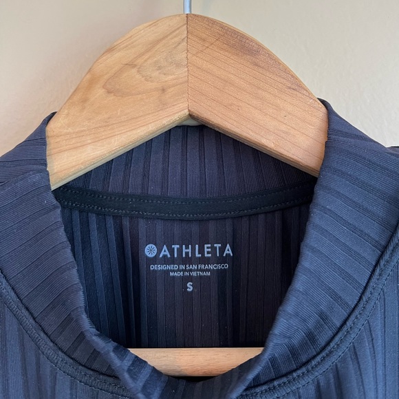 New ATHLETA Rib Crop Rashguard Tank Top Size Small MSRP $69 - Picture 3 of 6